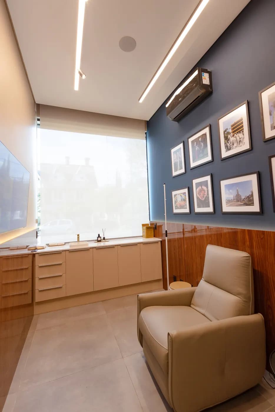 Sala de aplicação com poltrona reclinável e galeria de quadros