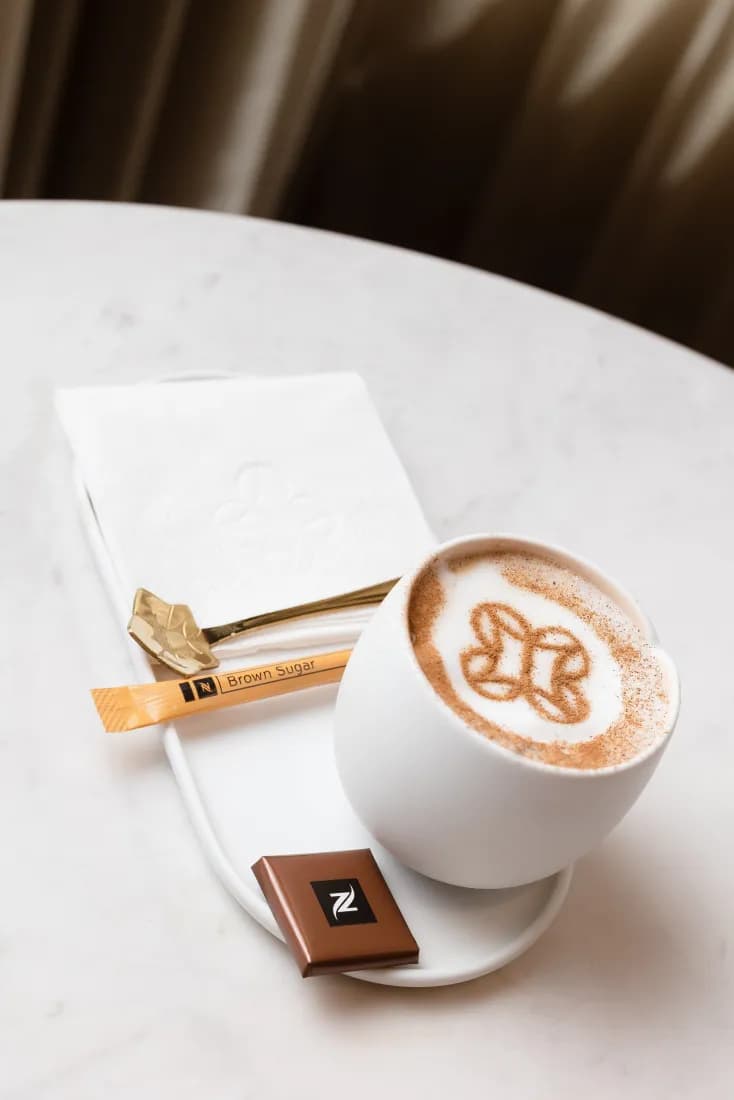 Cappuccino servido com o monograma da Yale desenhado na espuma